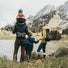 Famille en randonnée avec la banane MeroMero Piha portée à la taille dans un environnement montagneux.