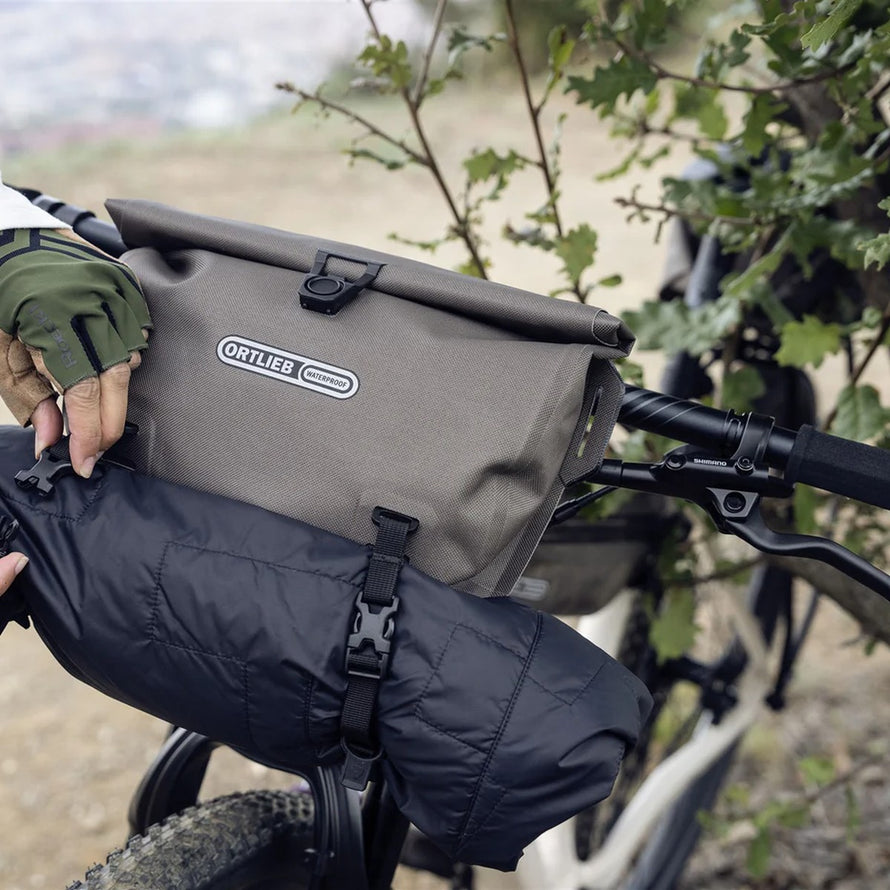 Banane Ortlieb Velo-Sling 3L taupe convertible en sacoche de guidon étanche pour cyclistes aventure