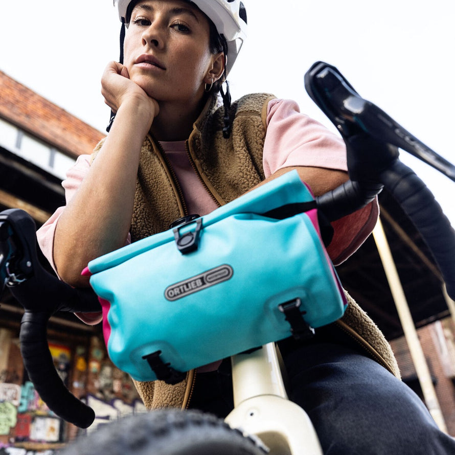 Banane Ortlieb Velo-Sling 3L turquoise et rose, sacoche guidon convertible et imperméable pour vélo urbain