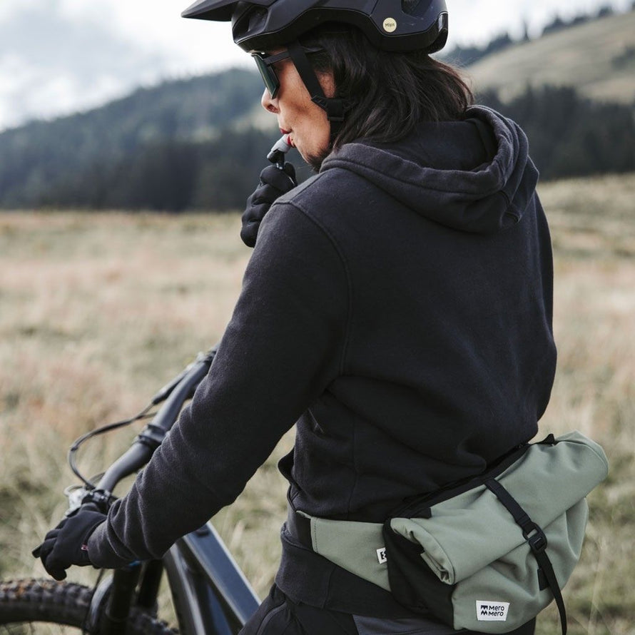 VTTiste utilisant la banane MeroMero Piha en sortie tout-terrain.