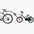 Barre de traction Trail Angel rouge entièrement montée entre un vélo adulte et un vélo enfant.