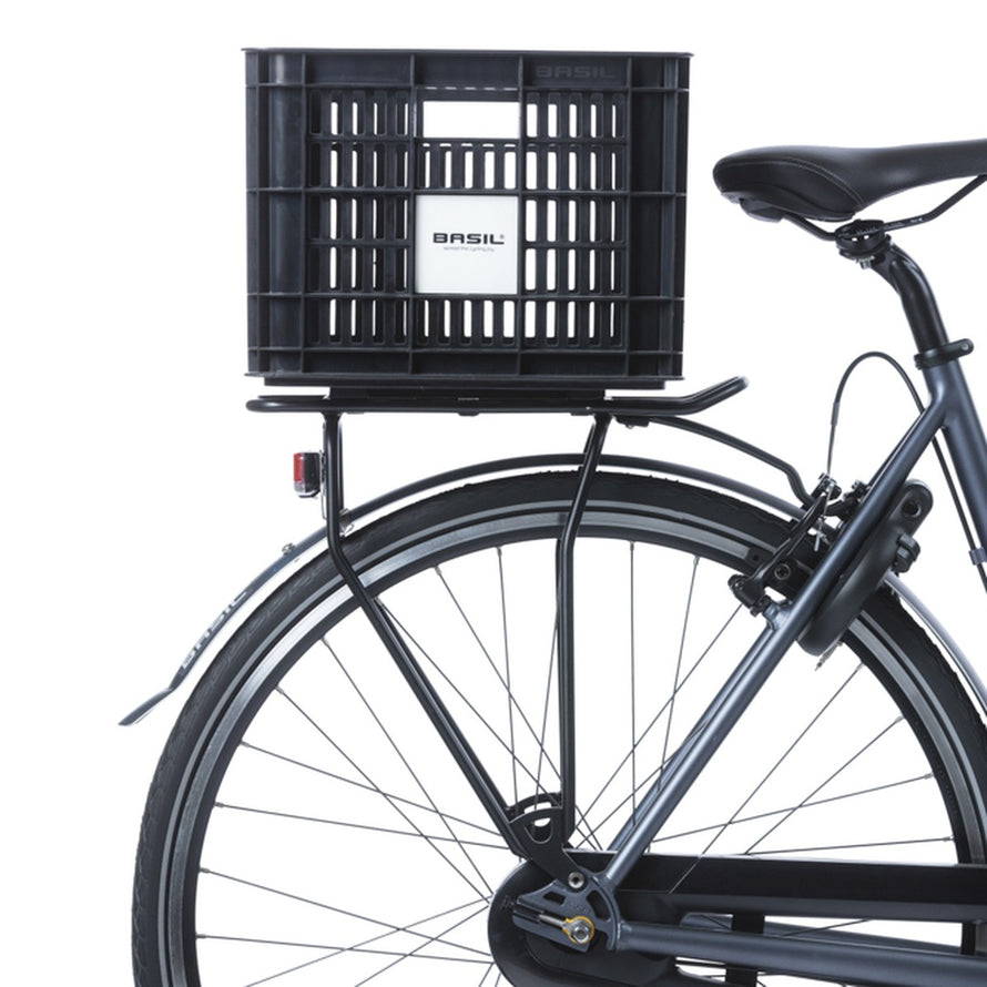 Caisse velo Basil MIK Crate 29,5L noire fixee sur porte-bagages pour transport pratique