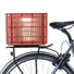 Caisse vélo Basil Crate couleur terra cotta, solide et pratique pour porte-bagages urbain