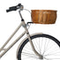Panier avant en osier Basil Pluto pour vélo, confortable et sécurisé pour transporter votre chien facilement