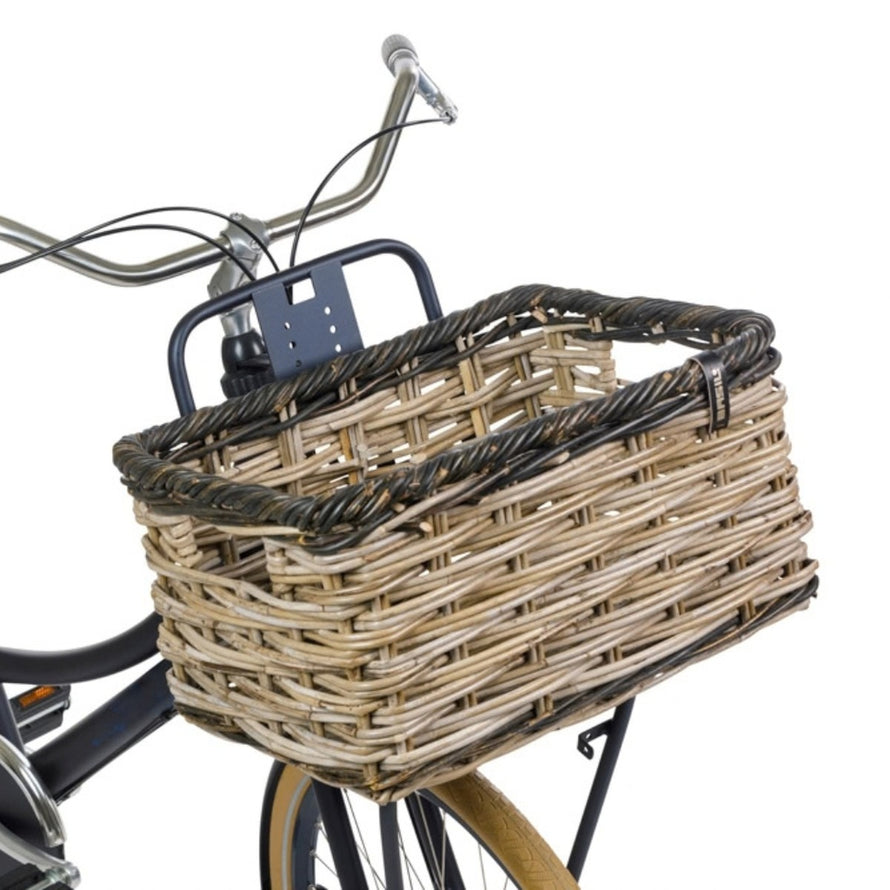 Panier avant en rotin tressé main pour vélo Basil Dijon, alliant charme rustique et solidité optimale