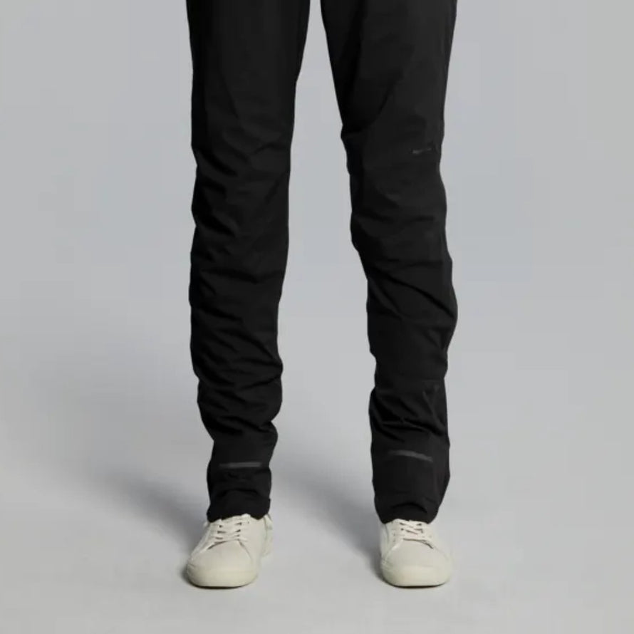 Pantalon imperméable Basil Skane pour femme, conçu pour affronter la pluie en vélo avec confort et style