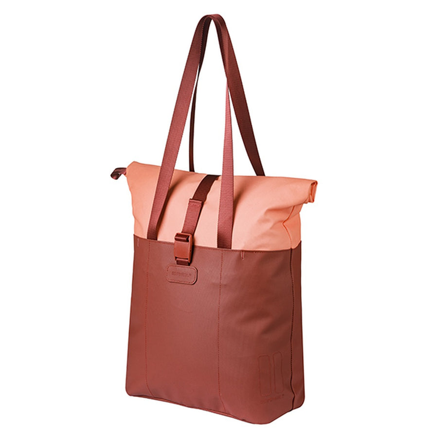 Sac cabas etanche Basil Vive 20 L pour velo en rose clair et terre, ideal pour proteger vos affaires sous la pluie