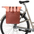 Sac cabas etanche pour velo 20 L Basil Vive en rose et terre avec clip marron, protection pluie optimale