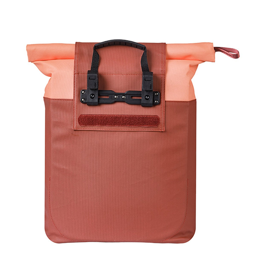Sac cabas etanche Basil Vive 20 L en rose et terre avec systeme de fixation noir pour velo