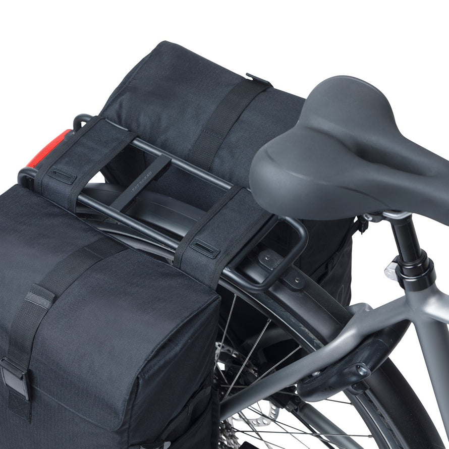 Sacoche double Basil Move 2 x 15L noire avec fixation universelle pour porte-bagages, résistante et pratique pour vélo