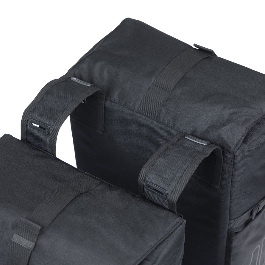 Sacoche double Basil Move 2 x 15L noire avec fixation universelle pour porte-bagages vélo, idéale pour transporter vos affaires