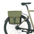 Sacoche double amovible Basil GO 2x16L couleur kaki fixée sur porte-bagages vélo urbain