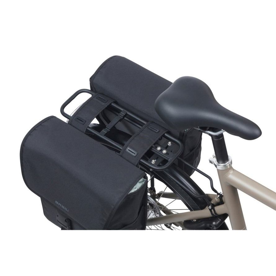 Sacoche double vélo Basil GO amovible 2x16L en noir fixée sur porte-bagages