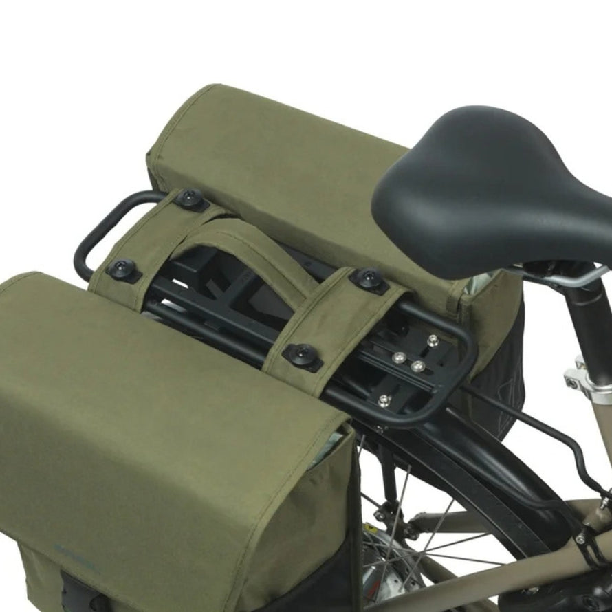 Sacoche double vélo Basil GO amovible 2x16L olive montée sur porte-bagages avec fixation solide