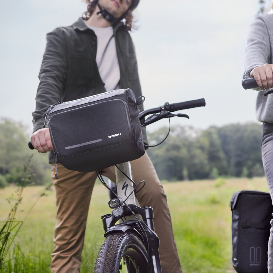 Sacoche de guidon Basil Move 7-8L noire, idéale pour transporter vos affaires lors de vos balades à vélo