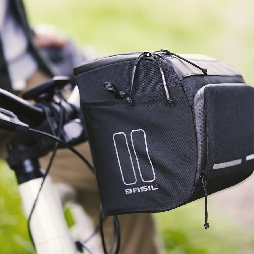 Sacoche de guidon Basil Move 7-8L noire avec fermeture eclaire, ideale pour transporter vos affaires a velo