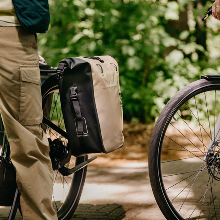 Sacoche porte-bagages vélo Basil Rivo beige et noir, étanche et résistante pour cyclistes urbains