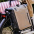 Sacoche porte-bagages vélo étanche Basil Rivo beige et noir avec fermeture zip solide et design urbain