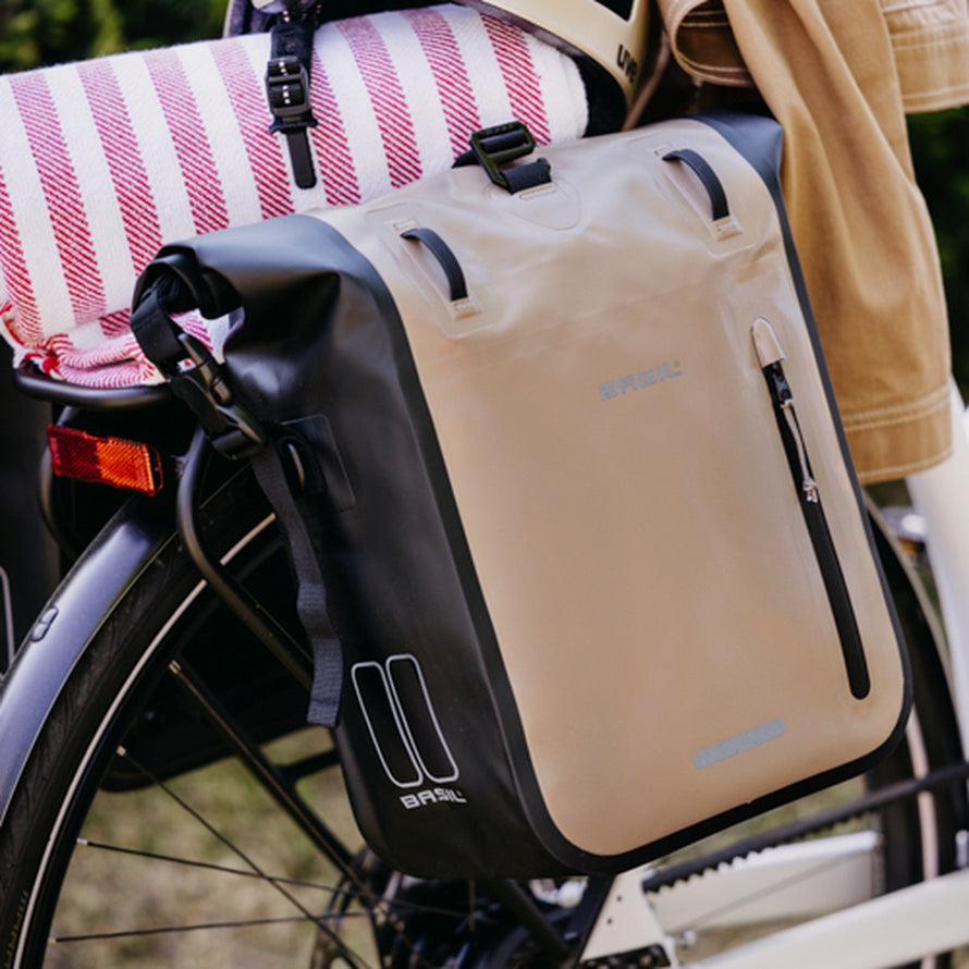 Sacoche porte-bagages vélo étanche Basil Rivo beige et noir avec fermeture zip solide et design urbain