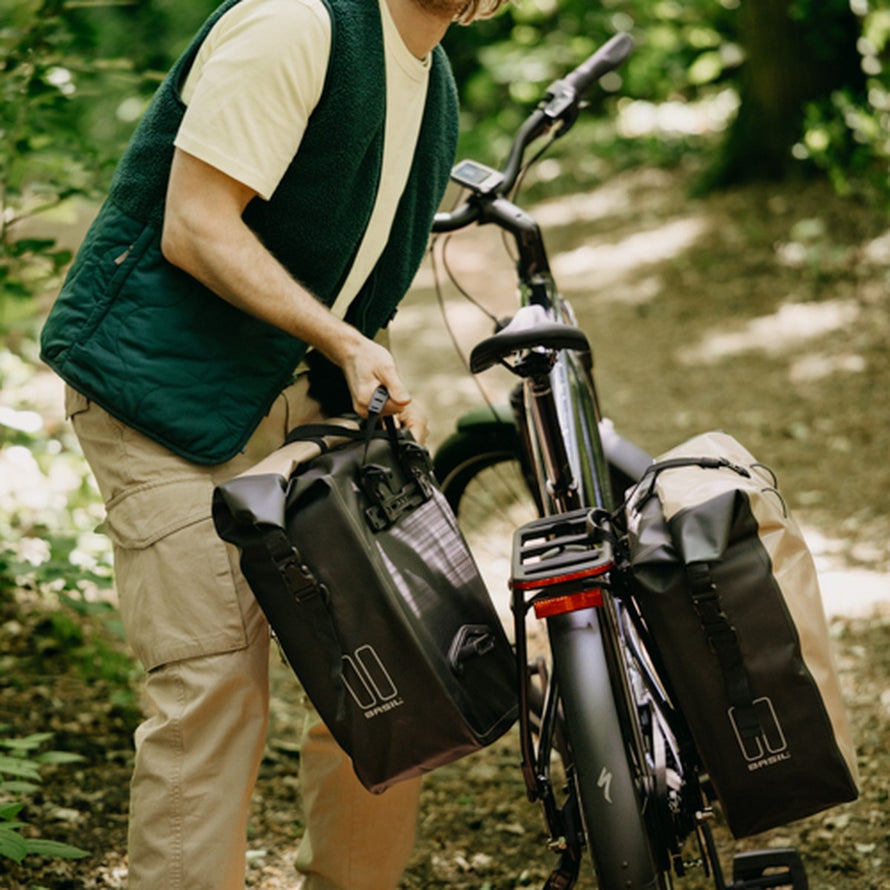 Sacoche porte-bagages vélo étanche Basil Rivo noire, robuste et pratique pour cyclistes urbains