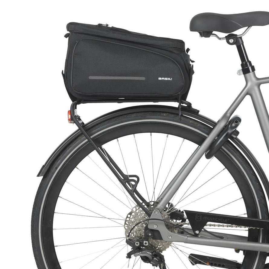 Sacoche vélo Basil Move Trunkbag 10-26L fixée sur porte-bagages MIK, idéale pour trajets urbains sécurisés