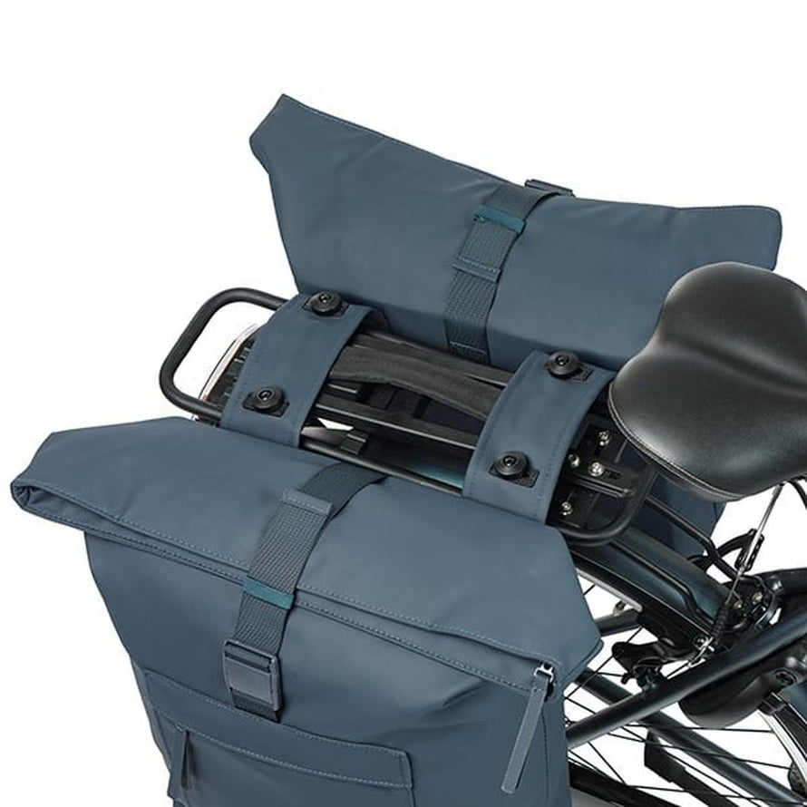 Sacoches doubles Basil Brooklyn 2 x 20,5L indigo, étanches et fonctionnelles pour vélo urbain