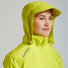 Veste de pluie jaune pour cyclistes avec capuche adaptée au port du casque et à la vision latérale à vélo