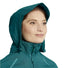 Veste vélo imperméable Basil Skane turquoise avec capuche ajustable, idéale pour cyclistes urbaines