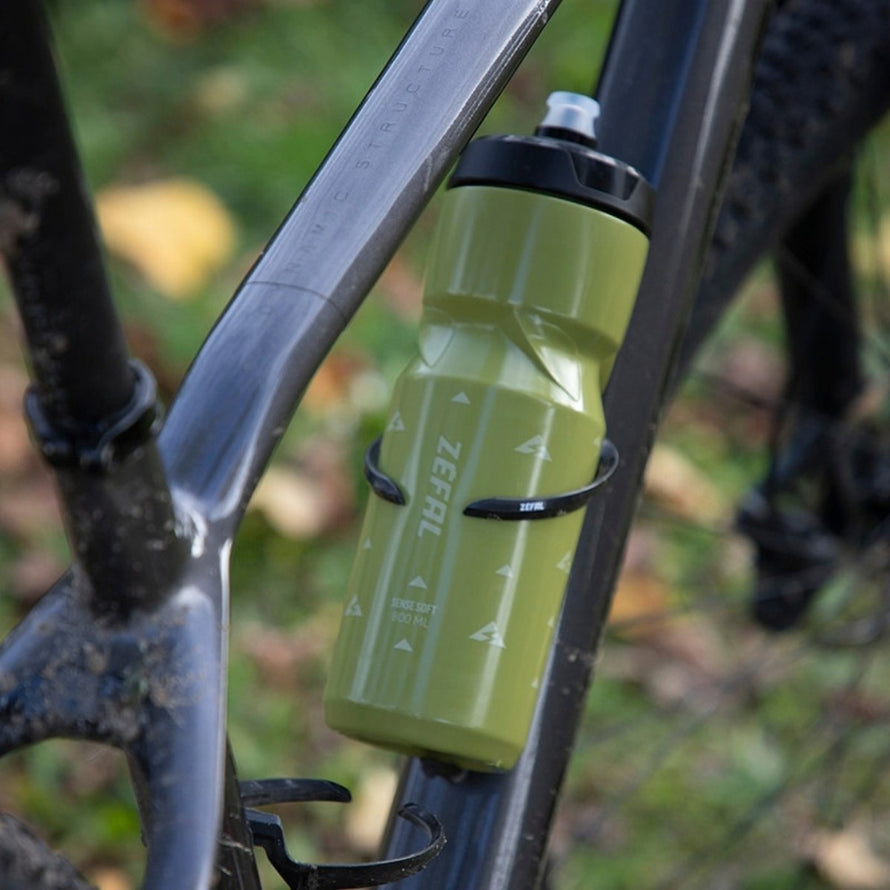 Bidon vélo Zefal Sense Soft vert avec tétine souple amovible, idéal pour une hydratation pratique en cyclisme