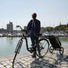 Remorque vélo chariot Shopping Trailer 50L de bike_original attachée à vélo au bord de l'eau en milieu urbain