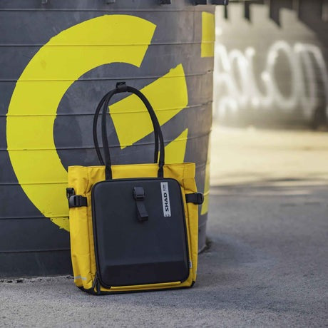 Sacoche Shad en milieu urbain jaune