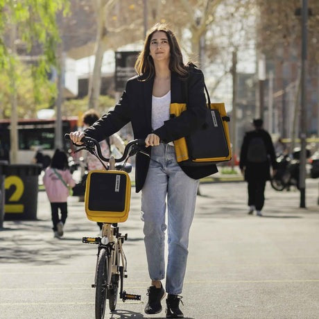 Sacoche Shad jaune en ville