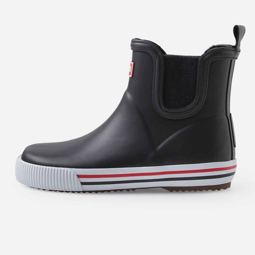 Une botte Ankles Reima noire vue de profil. 