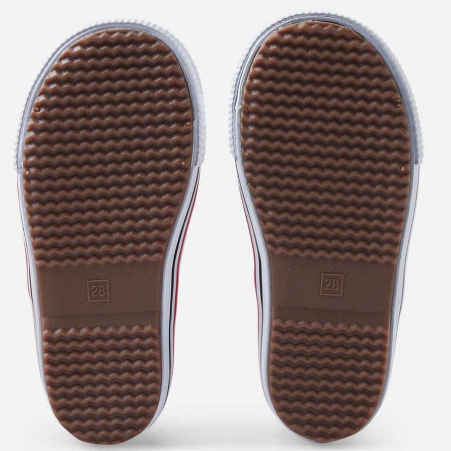 Paire de bottes Ankles Reima noires vue de la semelle extérieure résistante. 