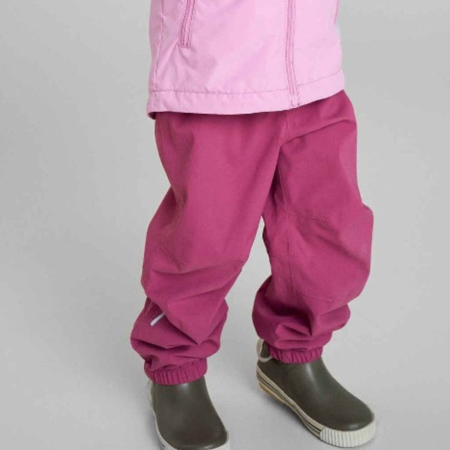 Enfant portant des bottes de pluie étanches et confortables Ankles Reima