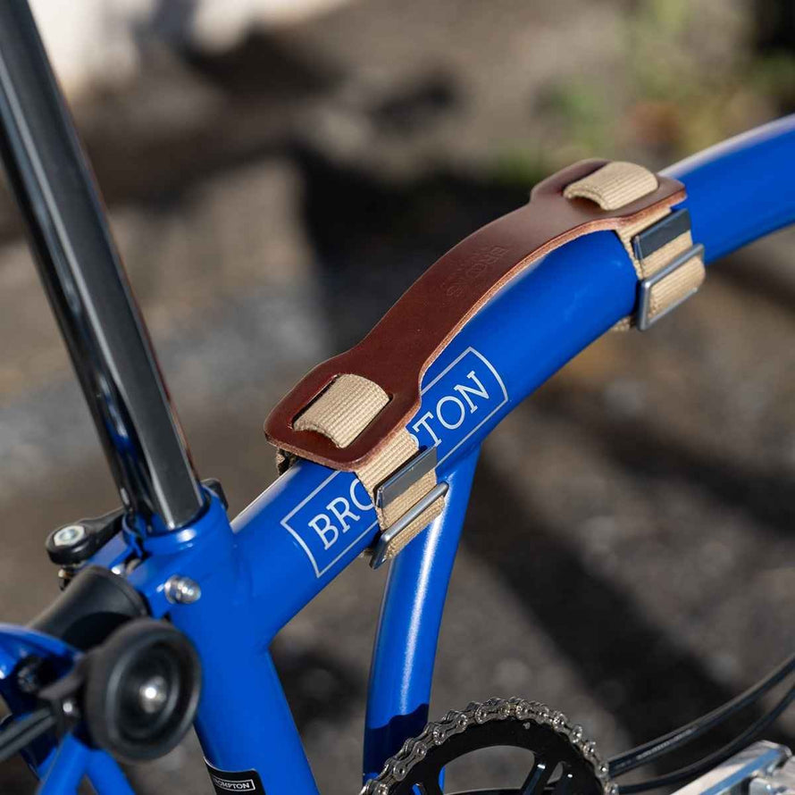 Sangle de portage Brooks Leather Portage Strap en cuir tan fixee sur cadre velo bleu