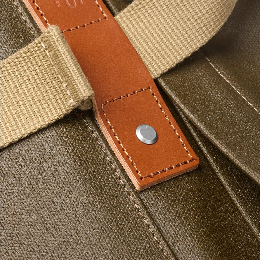 Détail sac à dos sacoche Brooks Pickwick Porter pour vélo pliant, cuir et toile résistante de qualité