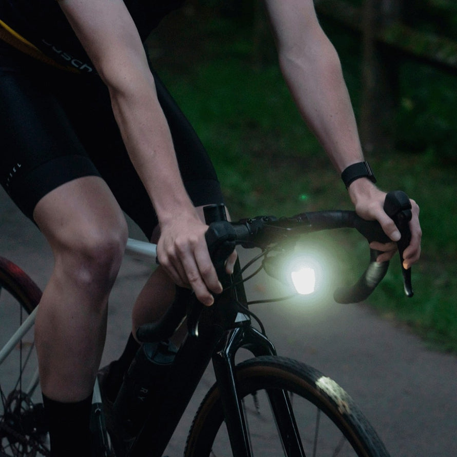 Eclairage avant vélo Busch and Muller IXON Core 2 compact et performant pour visibilité et sécurité en conditions nocturnes