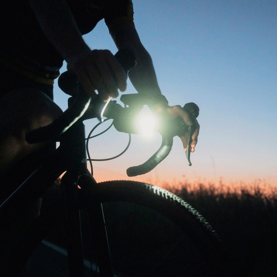 Lampe avant vélo Busch and Muller IXON Core 2 LED pour une visibilité accrue en soirée