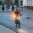 Clignotants velo Busch Muller Turntec T2 a batterie allumes sur un velo en ville