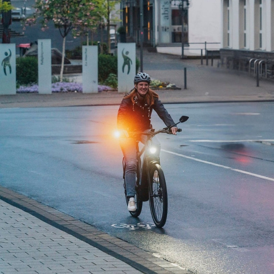 Clignotants velo Busch Muller Turntec T2 a batterie allumes sur un velo en ville