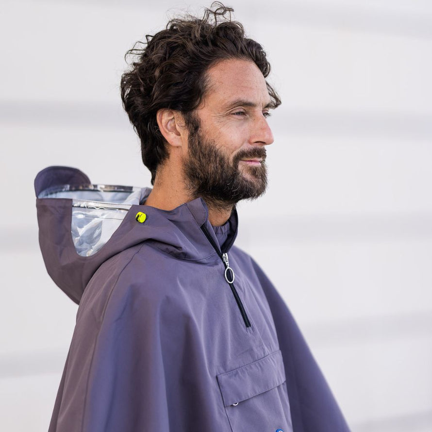 Poncho vélo imperméable unisexe adulte en tissu recyclé avec capuche pour cyclistes urbains.