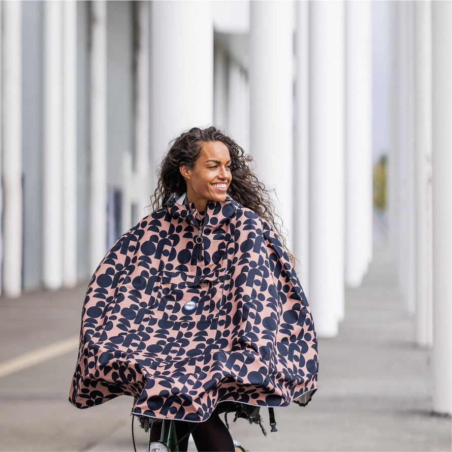 Poncho pluie vélo urbain unisexe imperméable recyclé, adapté aux cyclistes actifs.