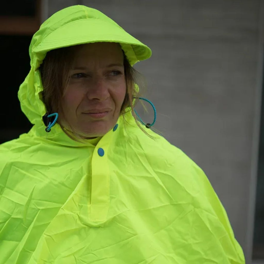 La cape de pluie Fulap de Spad de ville a été spécialement conçue pour les cyclistes, avec visière et forme adaptée à la position assise