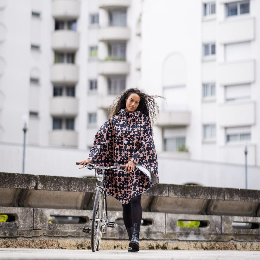 Cape de pluie vélo unisexe éco-conçue en matière recyclée avec capuche imperméable.