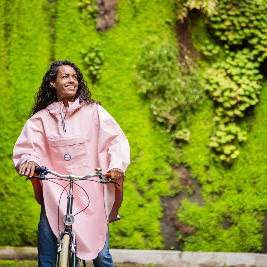 Cape de pluie vélo avec capuche recyclée imperméable adulte urbaine, coupe large et pratique.