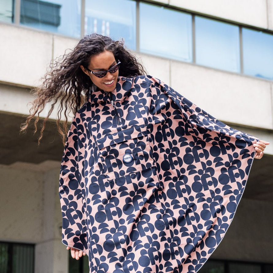 Cape de pluie vélo compacte recyclée unisexe imperméable urbaine, légère et pliable.