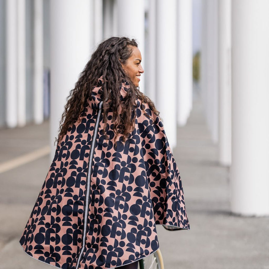 Poncho vélo imperméable écologique en tissu recyclé unisexe urbain avec capuche.
