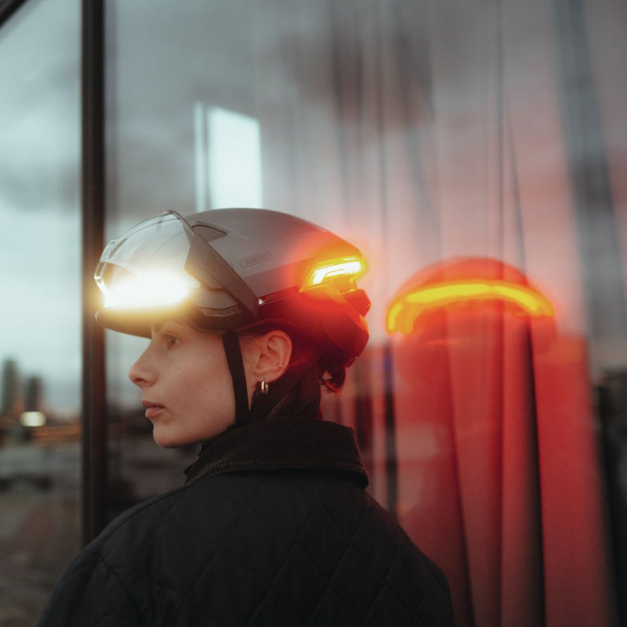 Casque Abus Hyp-E tout-en-un : sécurité, confort et éclairage intégré pour cyclistes urbains.