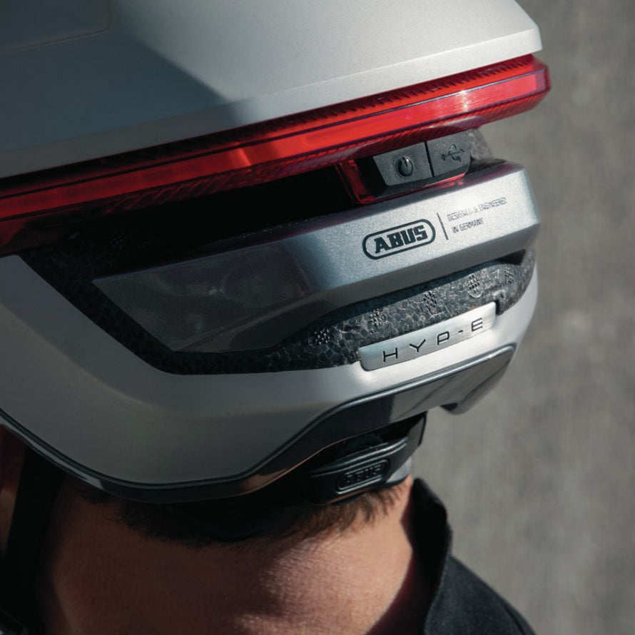 Casque Abus pour vélo urbain avec éclairage LED arrière et attache Fidlock magnétique.